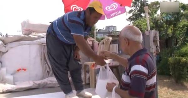 Yazn scak gnlerinde poet poet buz alan Adana halk buz satlarnn olmasndan ok memnun...