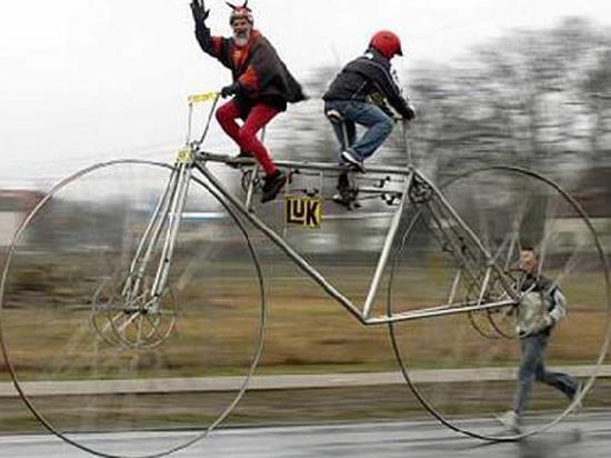 En byk bisiklet  <br>  Didi Senft tarafndan yaplan bu bisiklet, 7.80 metre uzunluunda ve 3.70 metre yksekliinde.