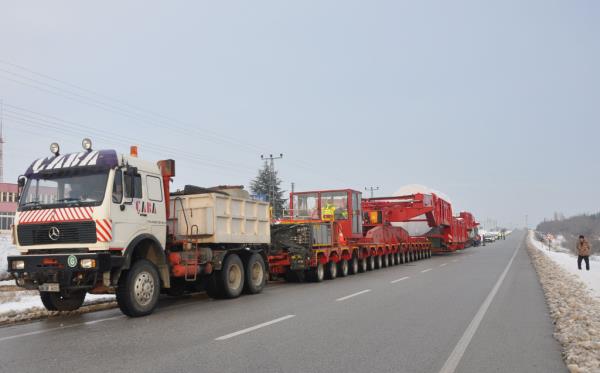 Samsun'da 410 ton arlndaki tek para gaz trbini yklenen zel ekici rmork, Krkkale'nin Yahihan ilesine bal Kllar kyndeki doalgaz evrim santraline doru yola kt.