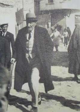 stanbul`daki mrn Tophane`de kk, mtevaz bir evde geirdi. Erken yedii akam yemeklerinde sofrasnda sadece yourt ya da sadece ekmekle ayran bulundururdu. Tam 100 yl bu alkanln deitirmedi.