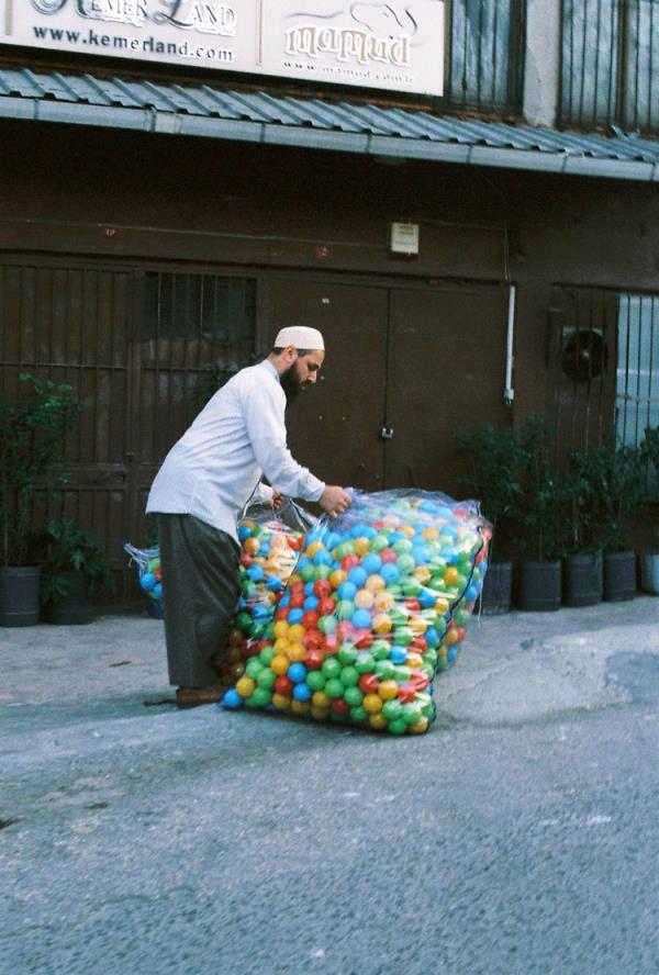 Gnlk hayatn absrd anlarna, etkileyici manzaralara odaklanan fotoraf 35 mm makinesiyle srekli yollardayd. Bazen bir renci evinde bazen de bir pansiyonda kald.