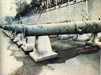 <b>Top�u oca��:</b> Top�u Oca��, Osmanl� �mparatorlu�u'nda Kap�kulu Ocaklar�'n�n yaya k�sm�na mensup, top d�kmek ve kullanmakla vazifeli askerlerin ba�l� oldu�u ocakt�r. Sultan I. Murad devrinde yeni�eri oca��n�n te�kilinden hemen sonra, acemi oca��ndan al�nan askerlerle ilk olarak top�u oca�� kuruldu. �stanbul?un fethinden sonra, Galata suru d���nda Tophane denilen yerde top�u k��lalar� ve sabit top d�k�mh�nesi yap�ld�. Zaman i�inde, Belgrad, Budin, Tema�var, ��kodra, G�lamber, Provi�te gibi yerlerde ihtiyaca g�re tophaneler kurulup top d�kt�r�ld�.