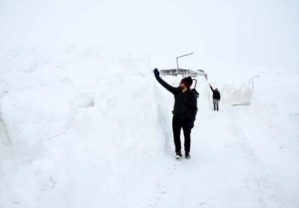 Hakkari'de de kar ya ulam olumsuz etkiledi. Kar kalnlnn yksek kesimlerde 1 metreyi amas nedeniyle 105 ky ve 277 mezra yolu ulama kapand.
