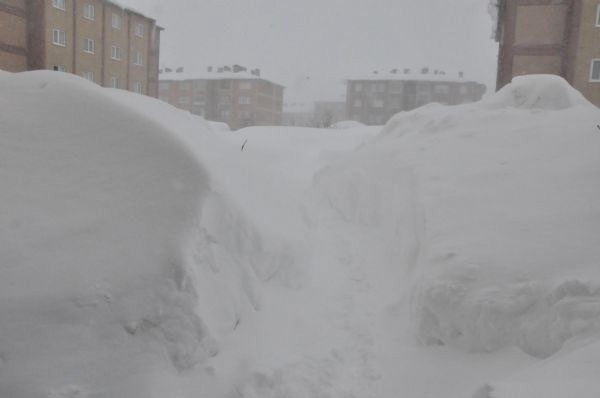 Karla mcadele ekipleri kapanan ky yollarn amak iin almalarn aralksz srdryor. Evlerin nnde park halindeki aralarn adeta kara gmld kentte, hayat durma noktasna geldi.