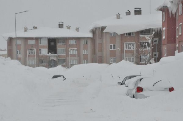 l zel daresi Karla Mcadele ekipleri kapal ky ve mezra yollarn amak iin youn alma balatt.