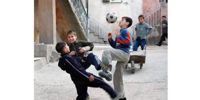 40. Para o zamanlar kolay bulunmadndan man hangi takm tarafndan balatlacana; bir tarafna tkrlm yass bir tan havaya atlp, ya m,kuru mu seiminde doru taraf bilen tarafn balamas yntemi ile karar verilirdi...