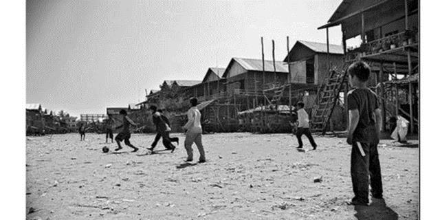 22. Frikiklerde baraj mesafesi, frikii kullanacak olan kiinin koca bir zplaynn akabinde 3 koca adm atmasyla belirlenirdi&#8230; Byk atlan adma karlk olarak rakip takm &#8220;sen tuvalete de mi byle gidiyon?&#8221; diyerek ortal kztrrd...