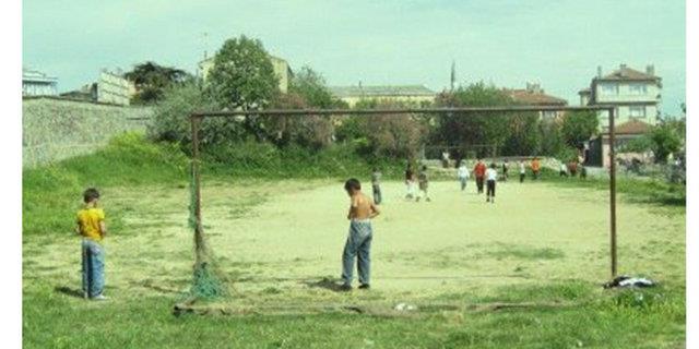 29. Dizde veya ayak ucunda top sektirerek de sra belirlendii olurdu (genellikle 9 aylk veya 21 aylk gibi oyunlarda). Bu durumlarda ilk sektirmek isteyen &#8220;Birim bir Allah, krmz bayrak, yeil kitap&#8221; derdi...