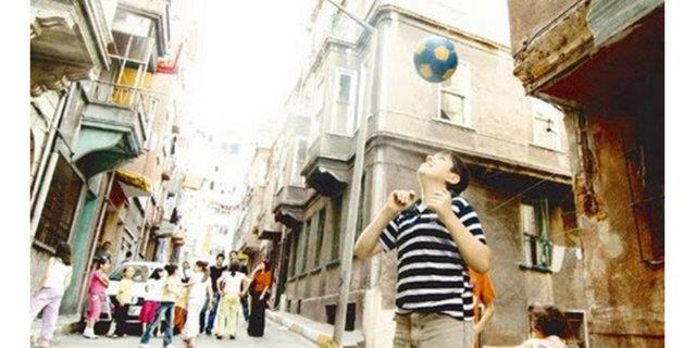 36. Malardan sonra su srasna girmek ayr bir davayd ve mutlaka koa koa gidilirdi. Genellikle yal amca veya teyzeler, zemin katta oturanlar bu iin acmasz kurbanlaryd...