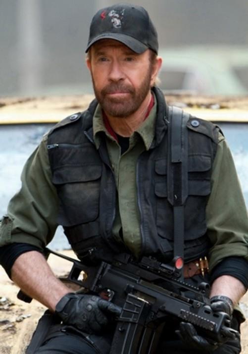 <p><b>Chuck Norris, 73</b></p>  Efsane sava Bruce Lee ile dvme erefine erimi, byk dv sporlar stad, Texas Ranger dizisinin kahraman erifi Chuck Norris son olarak The Expendables ekibinde yer ald.