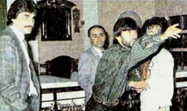 nl sanat sahnedeyken masadaki ielerden birini sahneye frlatr.