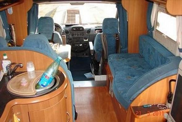 Ukrayna'da bir karavan durduran gmrk grevlileri, Fransz ofrn zerinden iki bebein doum belgeleri knca phelenerek karavanda arama yapt.  lkeden karlmak istenen bebekler bakn nereden kt...