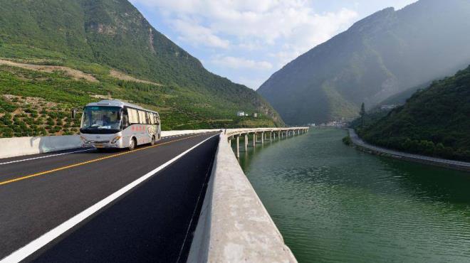 Tamamen evreye zarar vermeden yaplmas planlanan yol iin hi aa kesilmedi ve yapm sresinde hibir canl hayatn etkilenmemesine dikkat edildi.