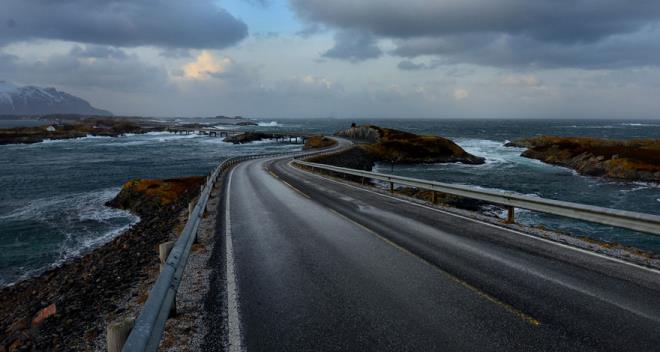 8,72 kilometre uzunluunda olan bu yol, zerinde bulunan 8 adet kpr ile birlikte kk adacklar zerinden geerek iki yakay birbirine balyor.