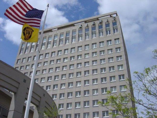 20. yzyln en baarl yatrmclarndan biri olarak gsterilen Warren Buffett, kurduu Berkshire Hathaway yatrm irketinin CEO'su ve en byk hissedardr. Forbes Dergisi'nin 2008 Milyarderler Listesi'ne gre 62 milyar dolarlk servete sahiptir.