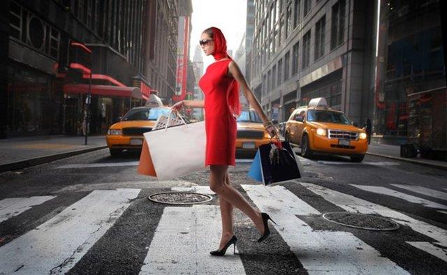 Rahat ve gsterili olmayan kyafetler tercih edin<p>    Ne kadar k ve gzel giyinirseniz o kadar pahal rnlere ynlendirilirsiniz ve alternatif rnler gsterilmez. Bu yzden kyafetlerinizi daha normal semelisiniz.