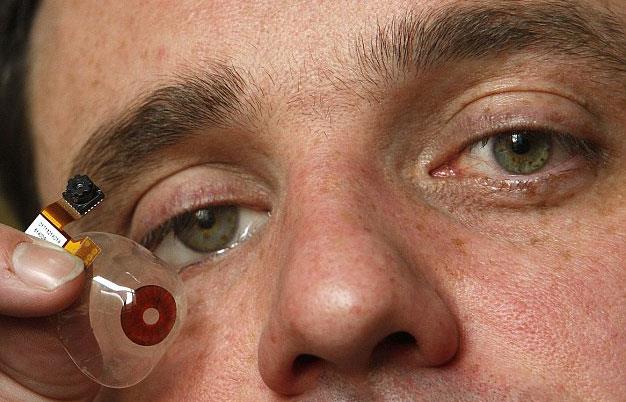 Kanadal gazeteci kamera yerletirilen gznn, normal gzden farksz olabilmesi iin aba gsteriyor.