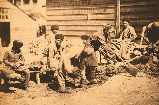 Osmanl ordusuna bal bir grup Tatar Balaklava blgesindeki yollar tamir ederken.
