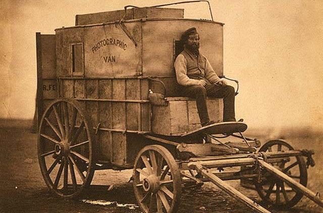 Roger Fenton, Krm&#8217;a 5 fotoraf makinas, 700 cam levha, fotoraflar ykamak iin arap arabasndan bozma bir atl araba, fotoraf kimyasallar ve 3 asistanla gitmiti.