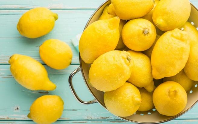 Limon suyunu sanza srp 20 dakika gnete oturursanz salarnzn rengi alr.