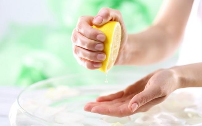 Elinize sinen yemek kokularn elinize limon srerek yok edebilirsiniz.