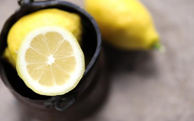 Limondaki asit koltukaltnda kokuya neden olan bakterileri ldrr. Ter kokusunu nlemek iin limon srebilirsiniz.