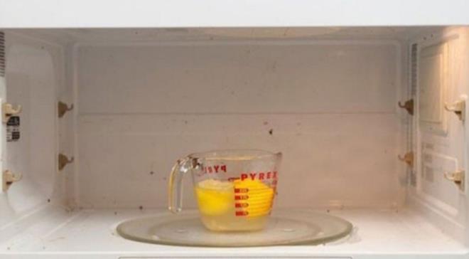 Limonlu suyu mikrodalgada 10 dakika strsanz bir sre sonra bekletip kolaylkla ierisindeki lekeleri silebilirsiniz.