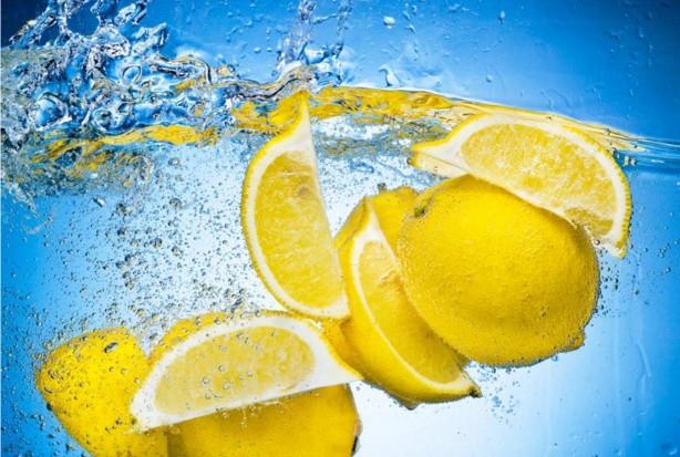 Dilimlediiniz elmalar veya patatesleri limon suyu damlatlm su ierisinde bekletirseniz kararmalarn nleyebilirsiniz.