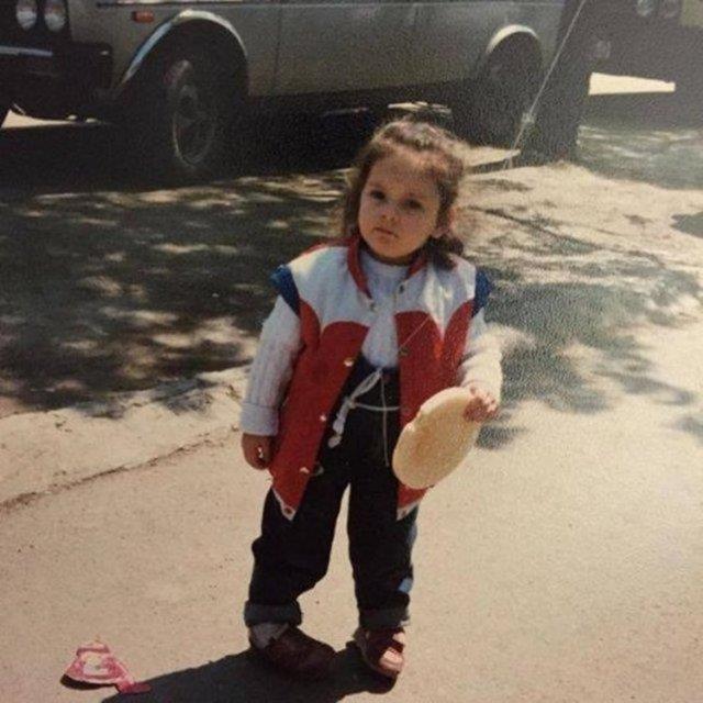 ocukluk fotorafn, "Sizin de kendinizi hi ok yalnz hissettiiniz anlar olmu muydu o yalarda" notuyla takipileriyle paylat.