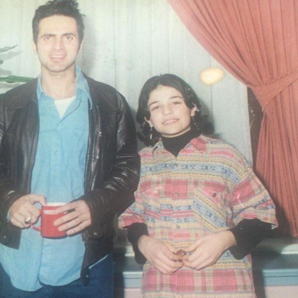 Oyuncu Gonca Vuslateri, yllar nce arkc Teoman ile yan yana ektirdii bir fotorafn sosyal medyadan paylat. Tannmayacak kadar farkl grnen Vuslateri &#8220;Allahm bu sandk ald ve neler kyor. Rabbim nasl bir irkinlik verdin de sonra byle makul hale soktun beni&#8221; diyerek hayranlarn gldrd.