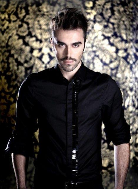 Fotoraf paylaan isim ise Kemal Doulu'ydu. Doulu fotorafn altna, 'Dnya gzeli annem. Yakkl babam ortadaki akn da ben. Ya 1' notunu yazd