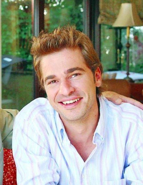 Yllar iinde deien bu adam Engin Altan Dzyatan&#8217;dan bakas deil. Gen kzlarn sevgilisi olan Engin Altan Dzyatan kk bir ocukkende baklaryla n plana kyor.