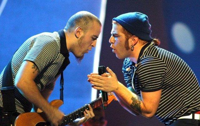 Athena&#8217;nn solisti Gkhan zouz'un ocukluk fotoraflar fanlar tarafndan paylald.