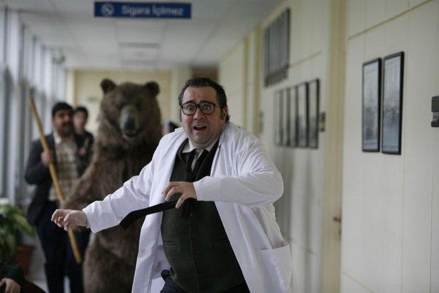 Demirer ve kardeinin snnetlikle ekilen fotorafn 9 bin kii beendi. Takipileri komedyene "Abi asay bile klarnet gibi tutmusun" dedi.