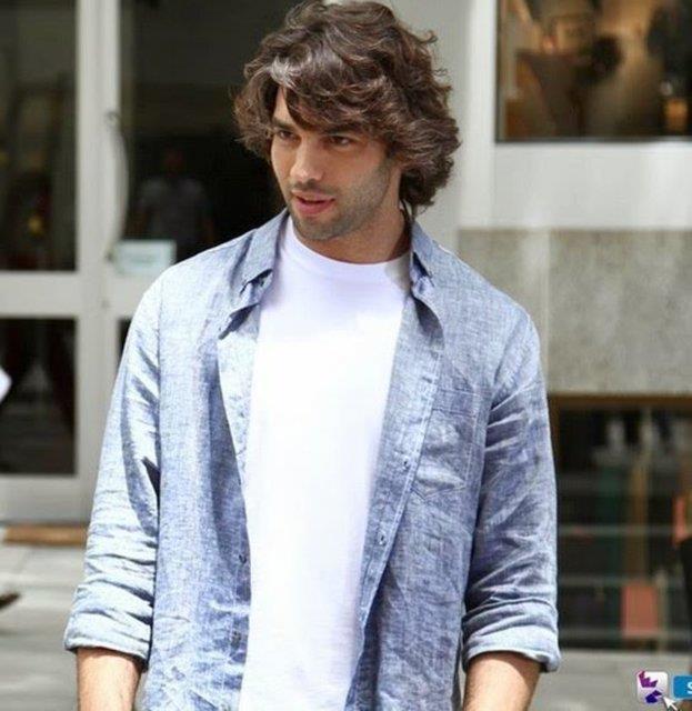 Yakkl oyuncu, ilkokul retmeni Nezihe am'la dans ederken ekilen ocukluk fotorafn instagram'dan paylat.