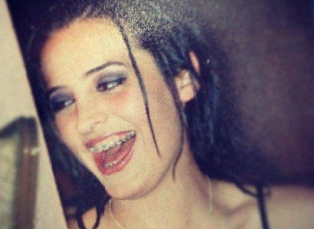 "Liseli vard ya ah o liseli, az dii telli, siyah elbiseli.. Tel taktm yllardan tek ama tek fotom :) o da habersiz ekildii iin :)) ha bu arada bu tipimde, lise mezuniyetindeki sa ba" notunu dt.