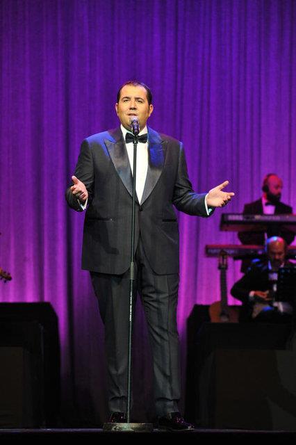 Sevilen komedyen Ata Demirer, Instagram hesabndan kardei ile ekilen snnet fotorafn paylat.