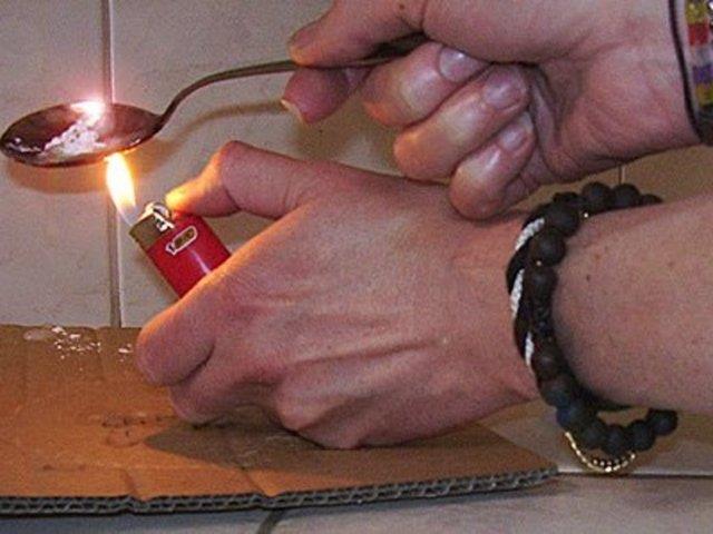 7- Eroin 1 gram: 131 dolar Dnyann en tehlikeli maddelerinden biri. Uyuturucu bir madde olan eroin bilinci deitirir, yaam gerekliiyle oynar. Konvlzon ve komaya neden olabilen eroin, dnyann en pahal maddeleri arasnda yer alyor.