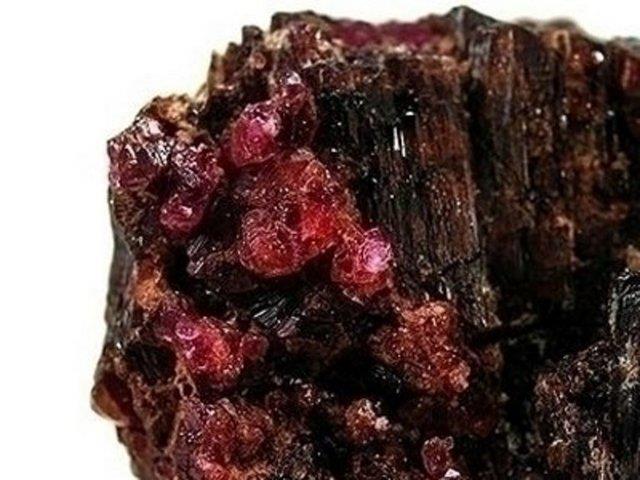 11-Painite 1 gram: 9000 dolar Nadir bulunan bir borot minerali olan, iindeki demir oranna gre farkl renklerde bulunan Painite, ifa niyetine kullanlan bir kristaldir.