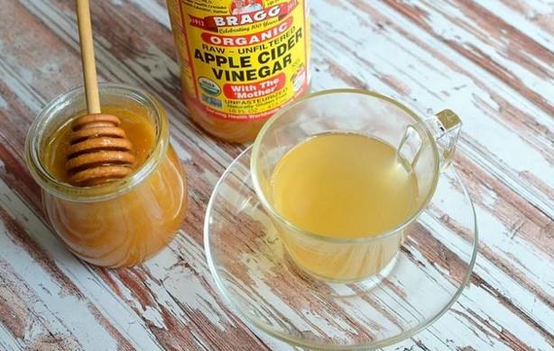 Bal ve elma sirkesi<br>  Sirkenin sindirimi ve mineral emilimini artran etkisiyle birlikte bu karm refls olanlar iin harika bir ilatr. Rahatlamak iin bu karm her gn tketebilirsiniz.