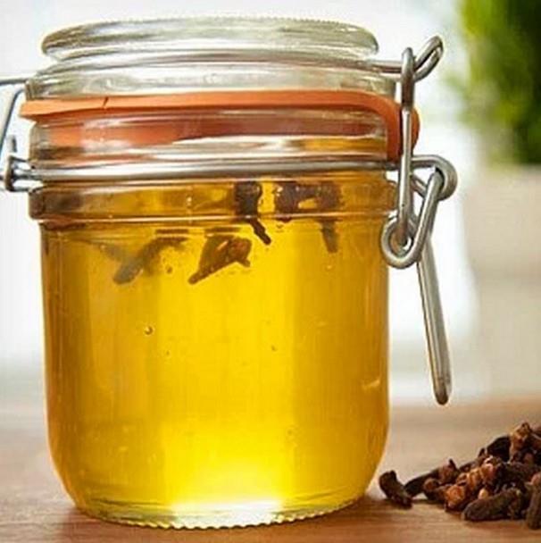 Bal ve karanfil<br>  Bu tarifin zn karanfilin iinde bulunan ok gl bir anestetik olan Eugenol oluturur. Eugenol ayn zamanda bal gibi gl bir antiseptiktir ki bu da enfeksiyonlarla mcadelede harika i karr. Karanfil, dier eugenol kaynaklarndan 20 kat daha fazla eugenol ierir, bu da di arlarnzn geirilmesinde bir numara i grr.