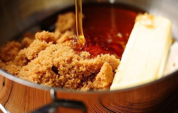 Bal ve kahverengi eker<br>  Kurumu cildinizi nemlendirmek ve l deriden kurtulmak iin gzellik salonlarna para samanza gerek yok. Bu karm istediinizi fazlasyla verecektir.