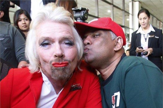 <p><b>Richard Branson</b></p>  Son olarak kadn hostes klnda karmza kan ngiliz lgn i adam Richard Branson, 180 milyon dolar karlnda kendisine ada ald.