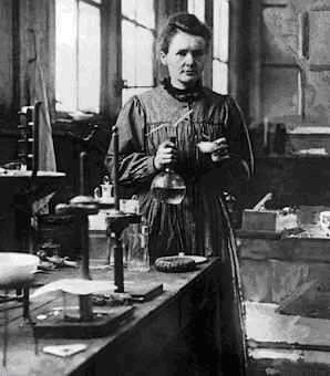 Marie Curie<p>  Marie Curie, radyoaktivite teorisi ve radyoaktif izotopların yalıtımıyla birlikte içlerinde radyum ve polonyum bulunan bilinmeyen birçok elementi bulmasıyla ünlenen Polonya asıllı Fransız fizikçi ve kimyagerdir. 1903 yılında Nobel ödülünü kocası Pierre ile birlikte kazandı