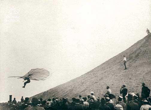 Lichterfelde yakınlarındaki yapay bir tepeden, kendisinin tasarımladığı tek ve çift kanatlı planörlerle iki binden çok uçuş gerçekleştirdi. 9 Ağustos 1896'daki bir uçuşunda, planörünün, Almanya'da Rhinow yakınlarında bulunan Stölln'de 17 m yükseklikten düşerek yere çakılması sonucu omurgasını kırdı. Ertesi gün hayatını kaybetti.