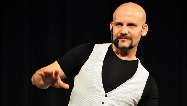 Yetenek Sizsiniz Trkiye 4. Sezon: Atalay Demirci<br>Yarmadan sonra stand-up turnelerine hz veren Atalay, u sralarda Acun Ilcal'nn satn ald TV8'de kendisine zel bir programla izleyicilerinin karsna kyor.