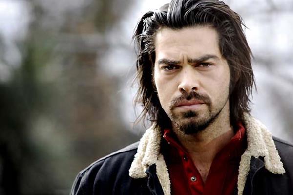 Survivor 2005: Uur Pekta  <br> 1979 doumlu Uur Pekta, Survivor Trkiye yarmasn kazandktan hemen sonra balad oyunculuk kariyerine devam ediyor. Yaad kaset skandalyla zor bir dnemi atlatan Gamze zelik'le 2008 ylnda hayatn birletiren Pekta, 2005-2006 dneminde bir ka dizi denemesinden sonra uzun soluklu yer ald Arka Sokaklar'da oynamaya balad. 2011'de Gamze zelik'ten boanan Uur Pekta, Acun'un yarmalarndan kan ilk nemli isim oldu.