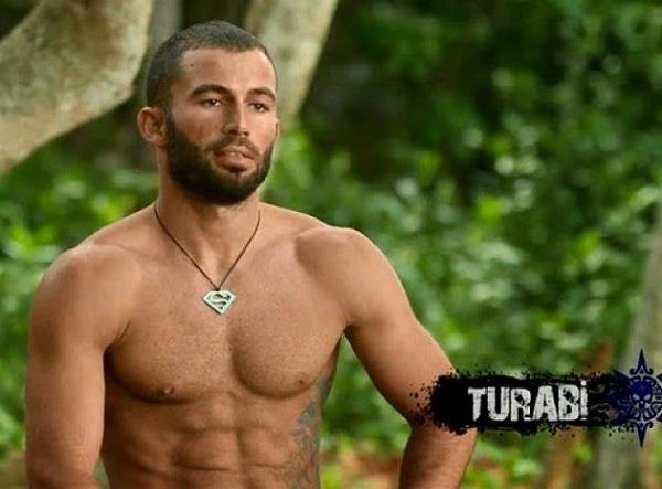 Survivor 2014: Turabi amkran<br> Lise yllarndan beri Break dans yapan Turabi Mersin'li bir vatanda. Tayland'a gidip Muay Thai dv sporu eitimi aldktan sonra bir sre kafes dvs olarak hayatn srdren Turabi aslnda yarmalara yabanc bir isim deil. nce "Benimle Dans Eder misin?" ardndan "Yeteneksizsiniz Trkiye"ye katlarak performans sergileyen Turabi, 2014 ylnda dzenlenen son Survivor yarmasn kazandktan sonra Sabit Kanca 2 filminde rol ald.