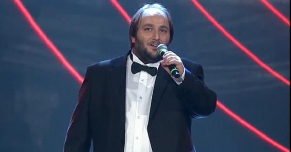 O Ses Trkiye 3. Sezon : Hasan Doru <br> Oyunculuk denemelerinin ardndan operaya merak salan ve Blent Ecevit niversitesi'nin Opera blmnden mezun olan Hasan, yarmadaki "Caruso" performansyla ok konuulmutu. 2014 O Ses Trkiye ampiyonu olan 1987 doumlu yetenek, u sralarda karaca albmnn stdyo almalarn srdryor.
