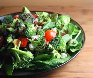 <strong>&ldquo;i brokolinin tad ac olsa da  koruyucudur&rdquo;</strong><br />    Brokoli  i yendiinde ac bir tat verse de bu ac tadn kansere kar koruyucu etkisi bulunmaktadr.  Kolon ve prostat kanseri riskini azaltma ve kanserden korunma konusunda  etkilidir.